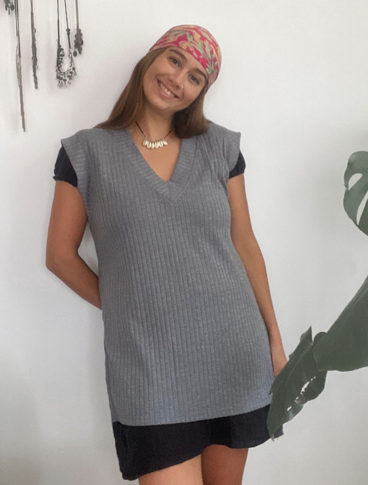 Chaleco sin mangas o vest eva bluish grey. Miles de looks con una sola prenda.