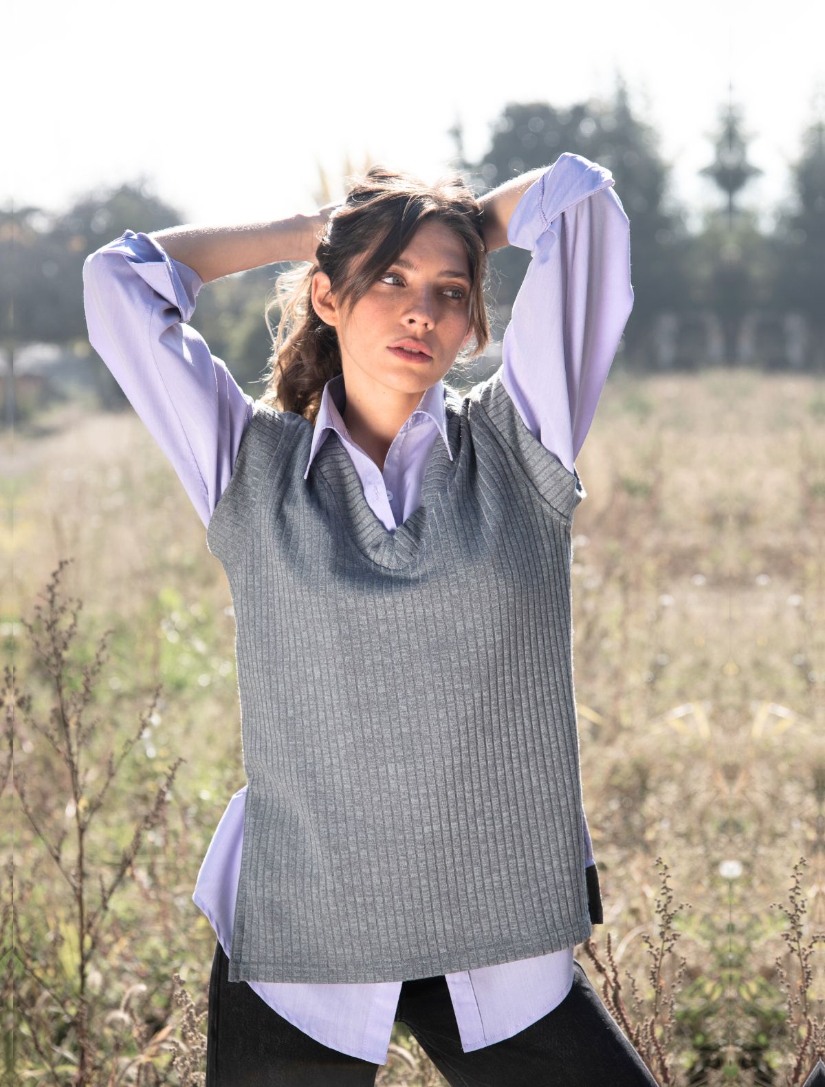 Camisa de moda ruby lilac, en outfit con chaleco sin mangas. Moda consciente.