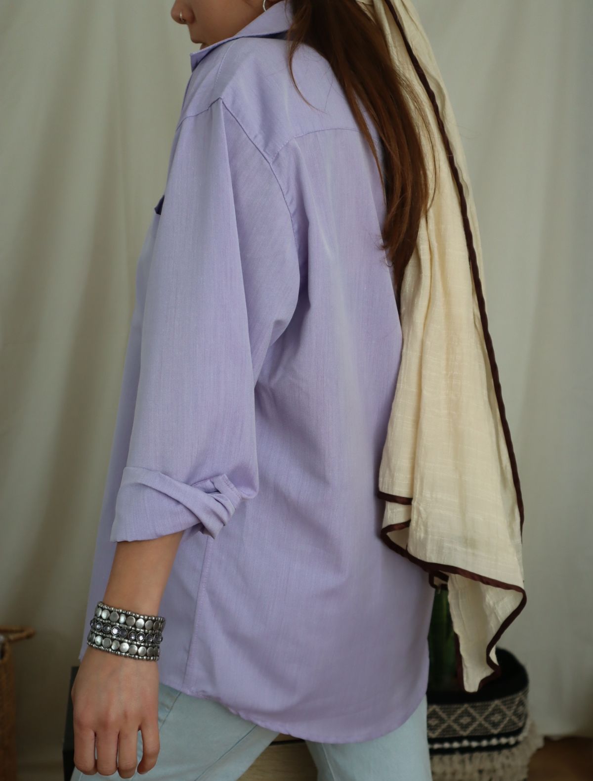 Camisa básica ruby lilac, espalda con canesú. Moda chilena sustentable 