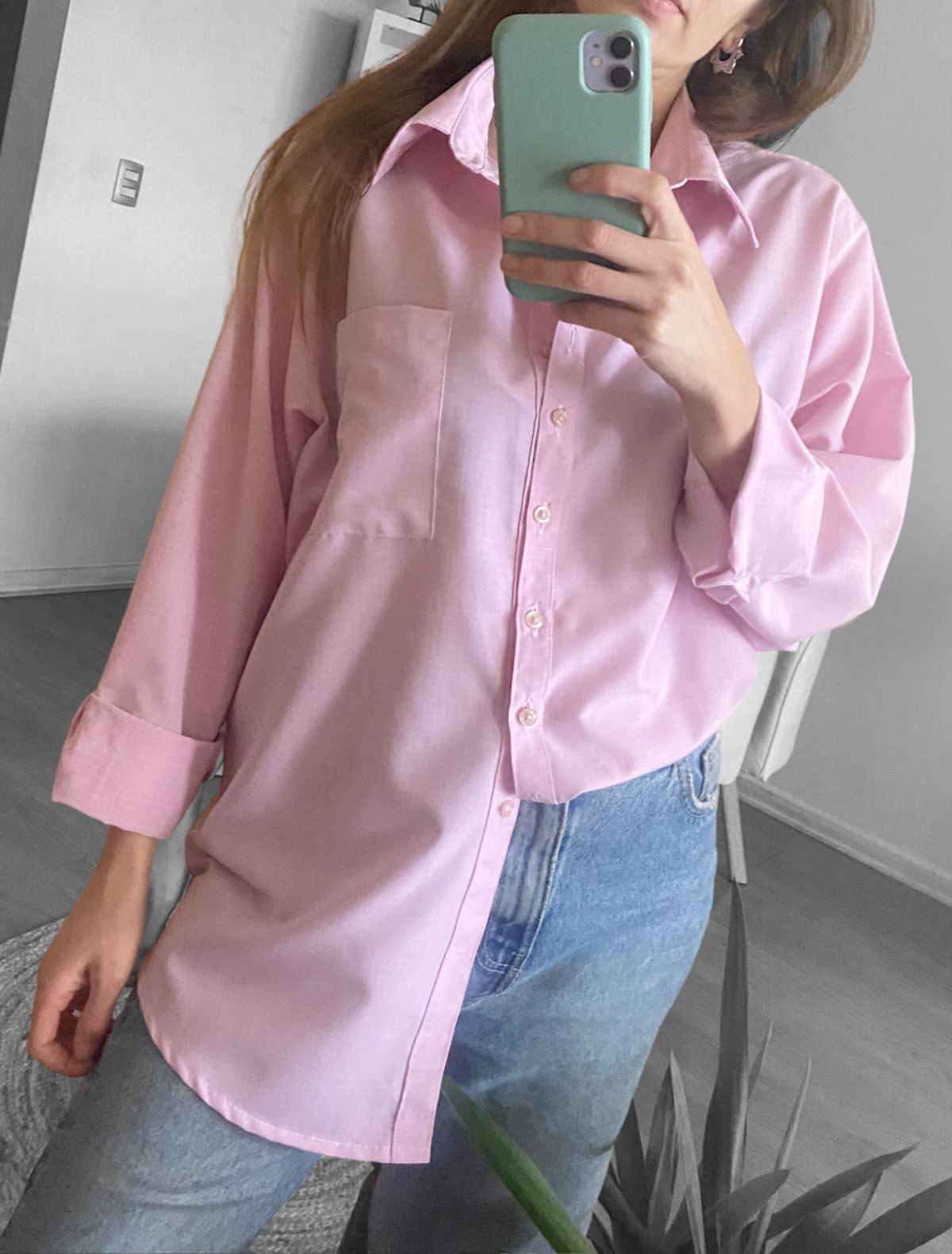 Camisa básica ruby pink. Tono rosado con botones y bolsillo delantero.