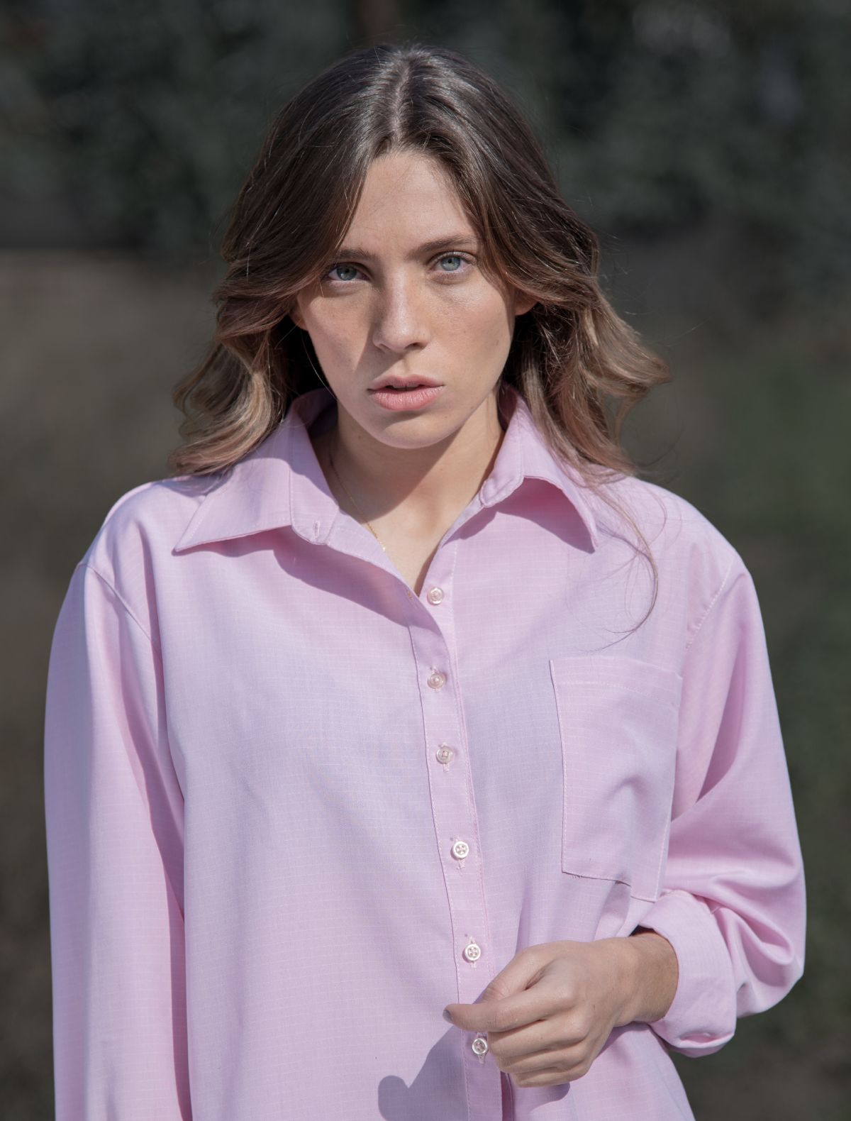 Camisa rosada mujer ruby pink, con cuello, puño y botones de alta calidad.