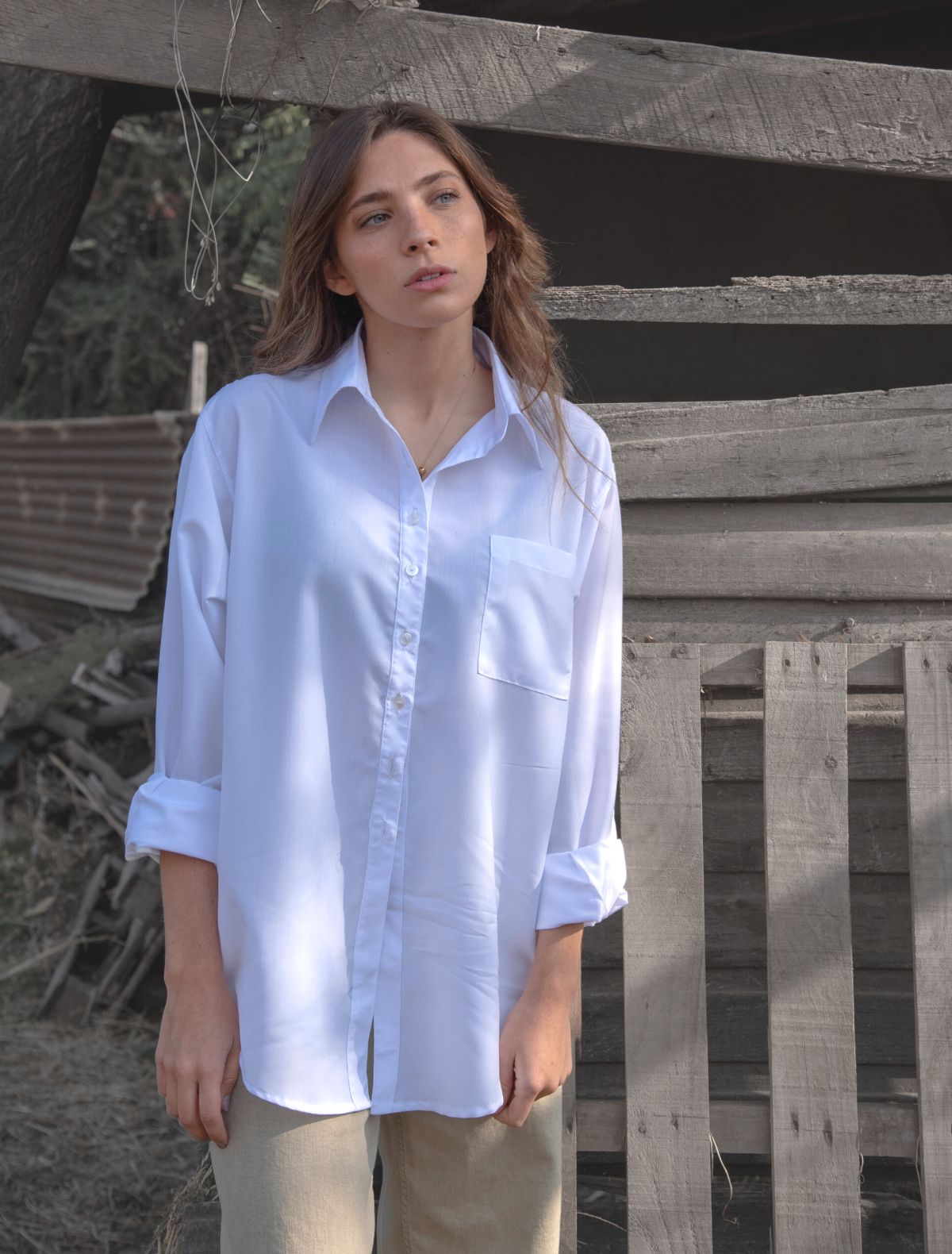 Camisa ruby white . Blusa blanca mujer básica puño con tajalí hecho en Chile.