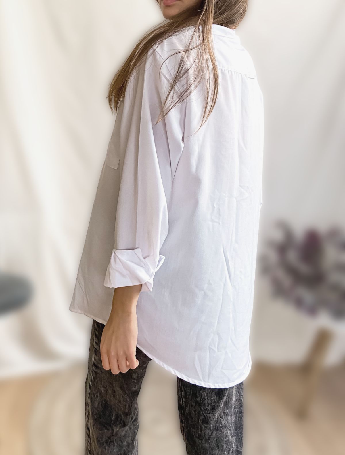 Camisa ruby white espalda. Diseño de moda chilena slowfashion.