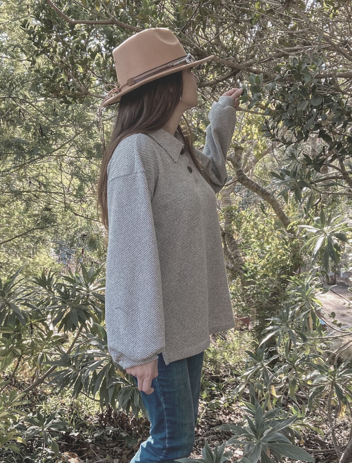 Chaleco Bee mixgrey, estilo comfy y bohemio de moda sustentable.