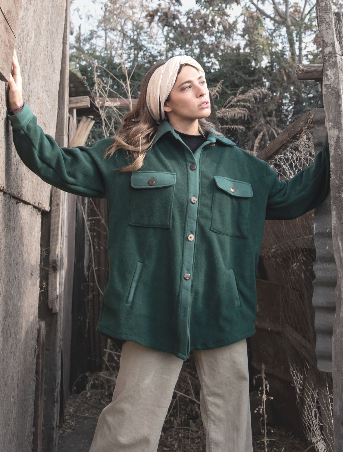 Chaqueta quarz verde. Tipo sobrecamisa abrigada y calentita de moda sustentable.