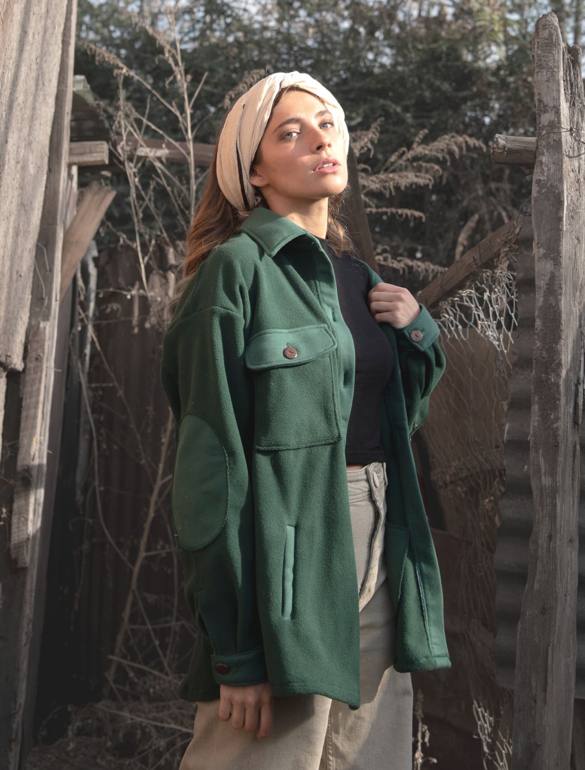 Chaqueta quarz verde, tipo leñadora  en tela reciclada con detalles de botones biodegradables, cuello y coderas.