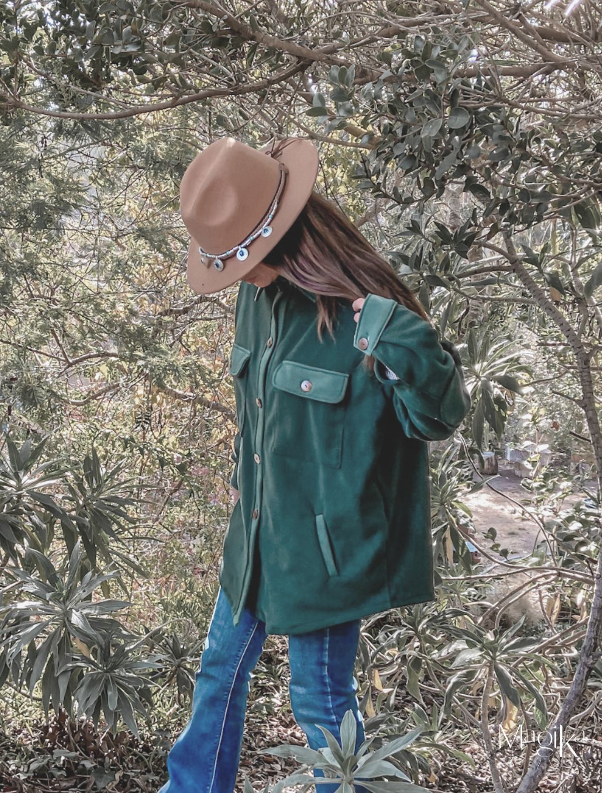 Chaqueta quarz verde, sobrecamisa estilo bohemio con detalles de coderas, cuello y bolsillos.