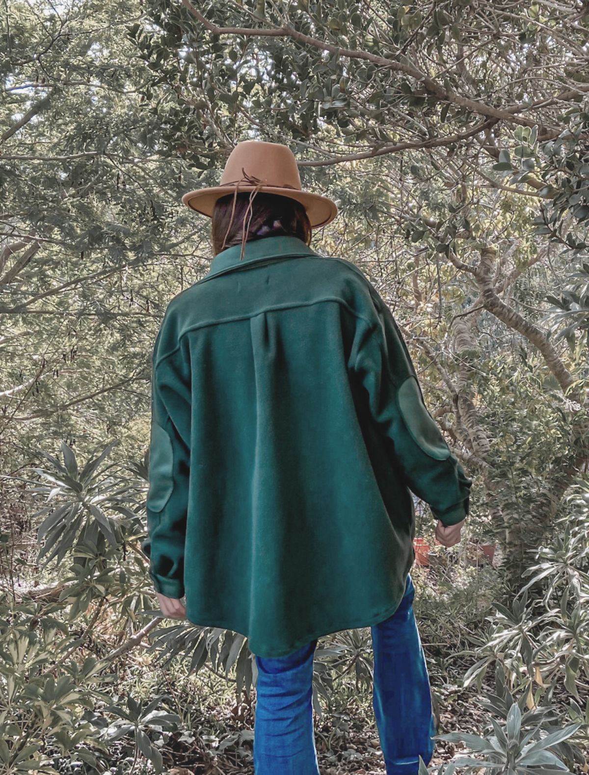 Chaqueta sobrecamisa quarz verde espalda, calce oversized. Ropa consciente.