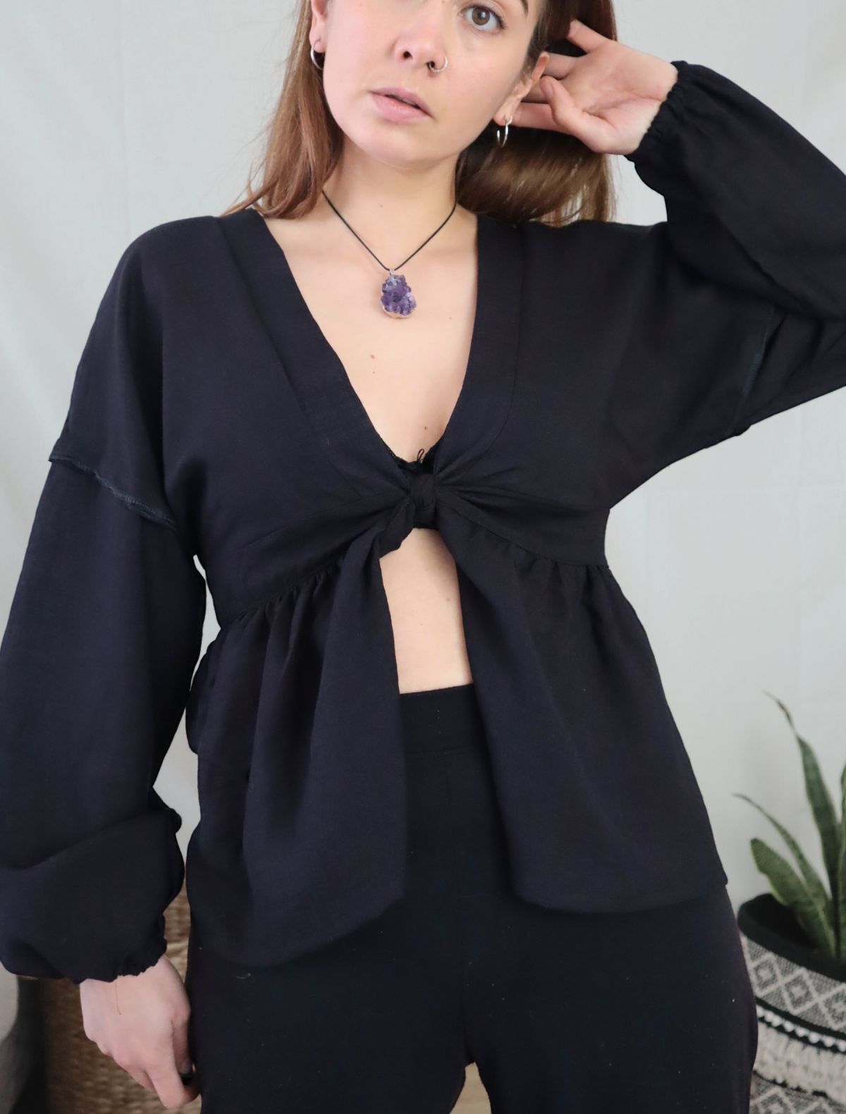 Multitop Guinea long black. Blusa multiuso de moda ética en color negro.