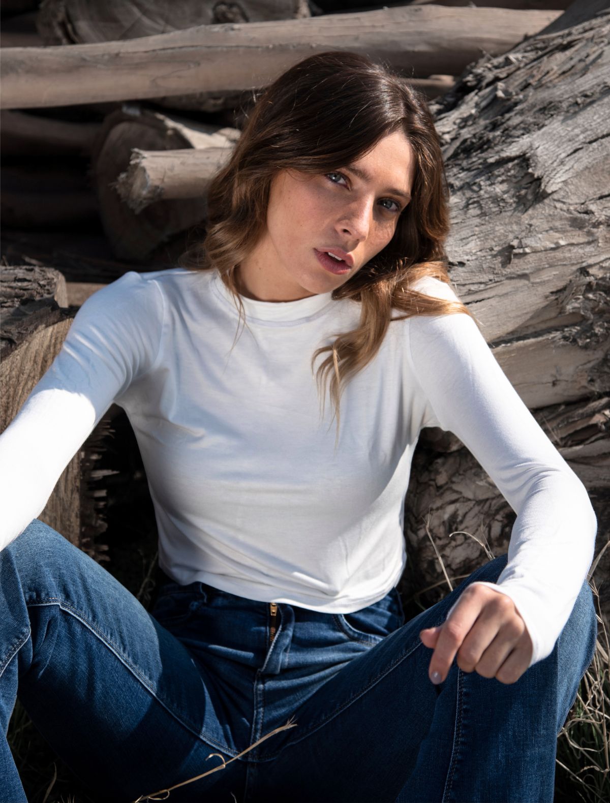 Polera básica flow blanca manga larga y cuello . Ropa slowfashion de mujer.