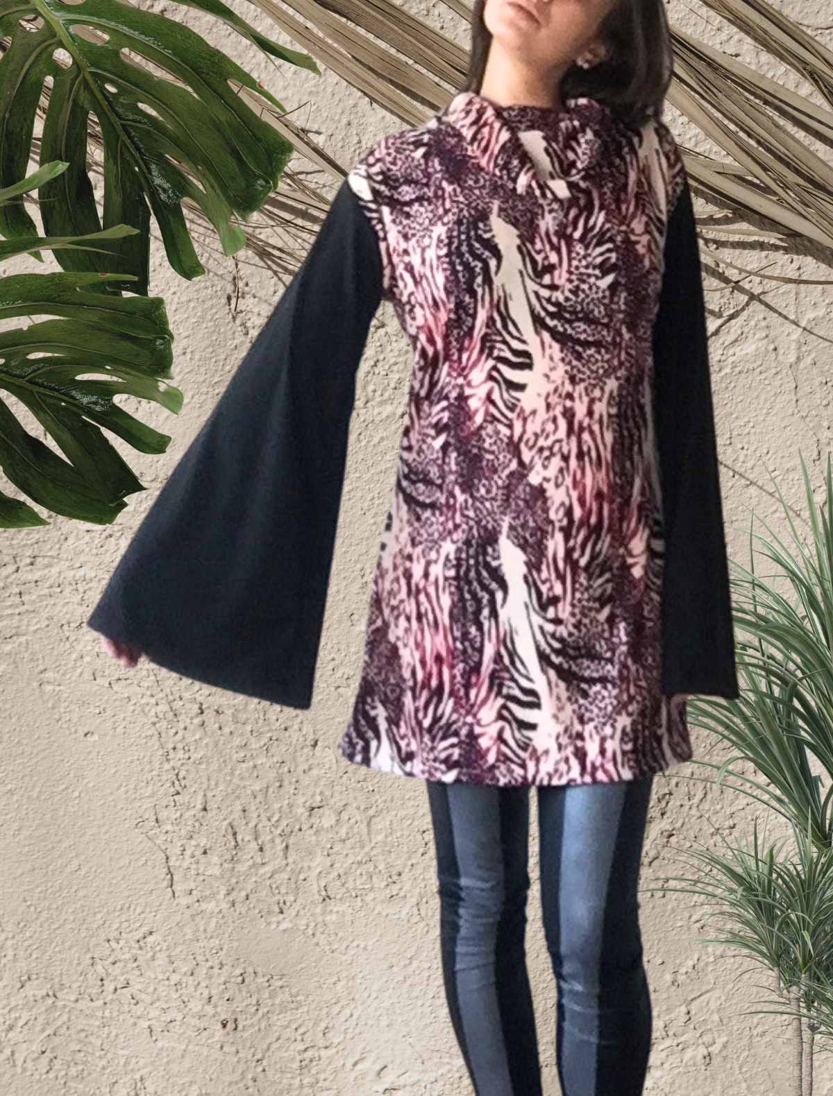 Vestido invernal Grace de estilo bohemio con mangas anchas color negro y cuerpo en un print en tonos fucsia.